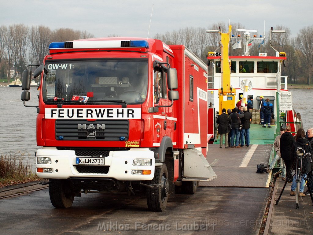 Bergung PKW im Rhein Hitdorfer Fähre P189300.JPG